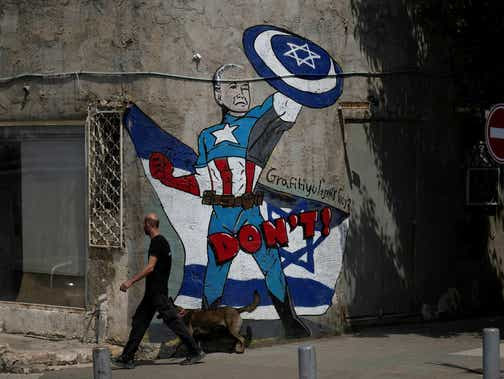 Un murale che raffigura il presidente degli Stati Uniti Joe Biden come un supereroe, domenica a Tel Aviv.