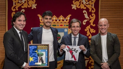 VÍDEO: El Rayo Vallecano visita el Ayuntamiento de Madrid tras su 