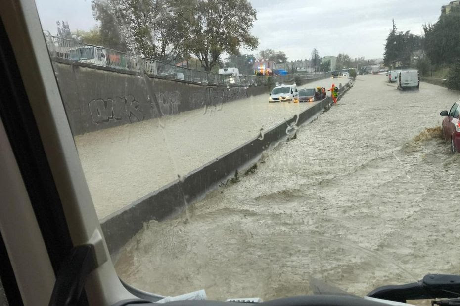 EN IMAGES. INONDATIONS: Le Rhône en vigilance rouge 'crue', habitants et écoliers évacués,  routes et voies ferrées coupées