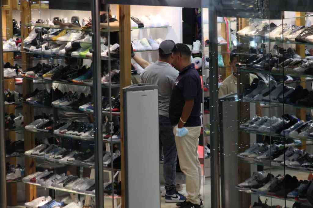 Así se preparan los comercios de Caracas para el Black Friday (Fotos)