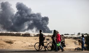 Miles de familias gazatíes están evacuando la ciudad de Rafah tras los ataques aéreos israelíes.