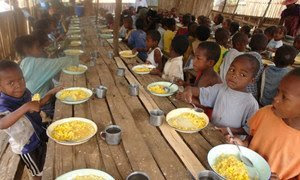 Almuerzos escolares en las escuelas de Madagascar, una iniciativa del PMA.