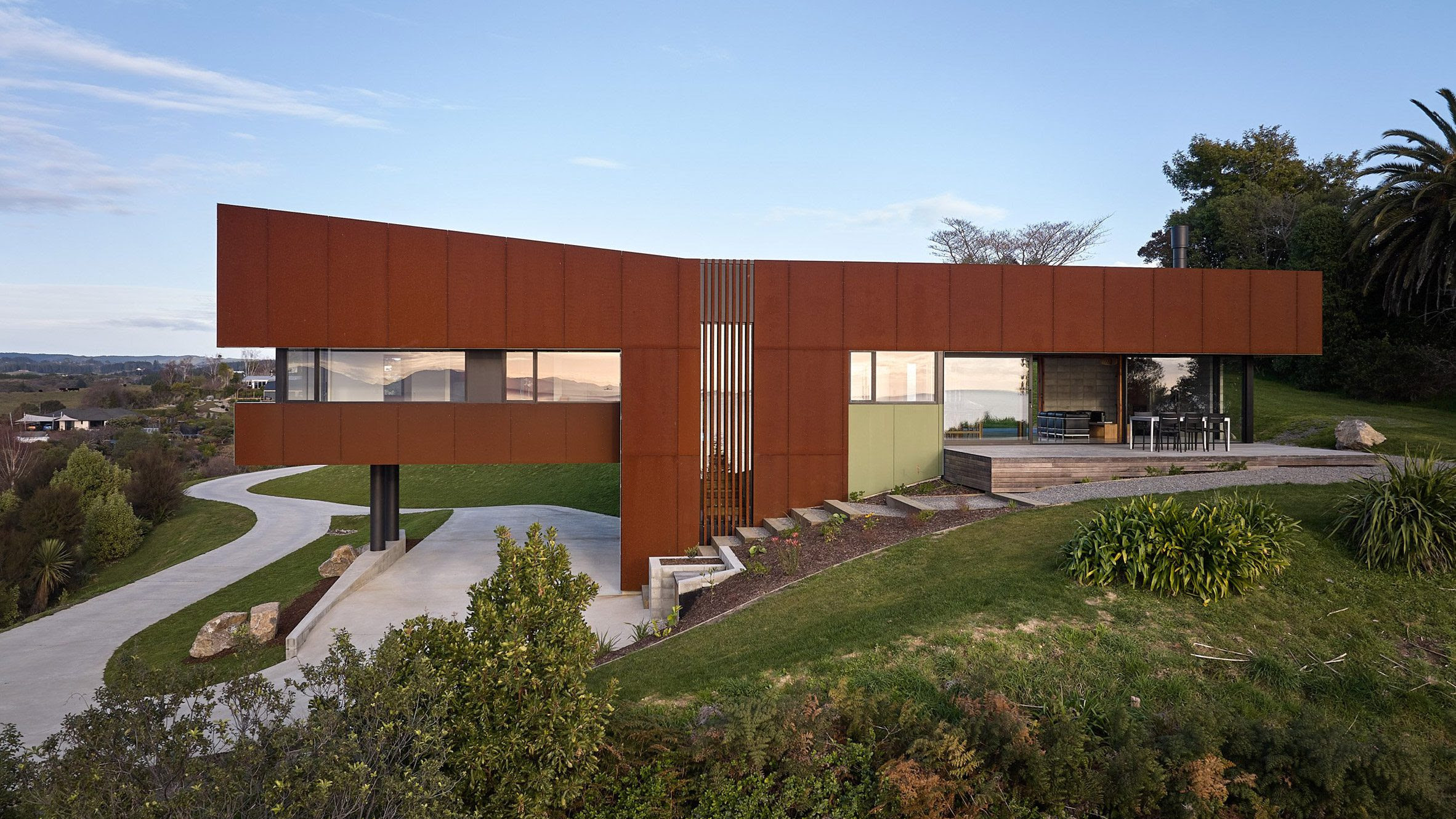 Diseñada por Parsonson Architects, es una casa sobre pilotes situada en la costa de Ruby Bay, en el distrito de Tasmania, al norte de Nueva Zelanda.