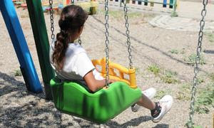 Niña en un parque en el norte de Macedonia.