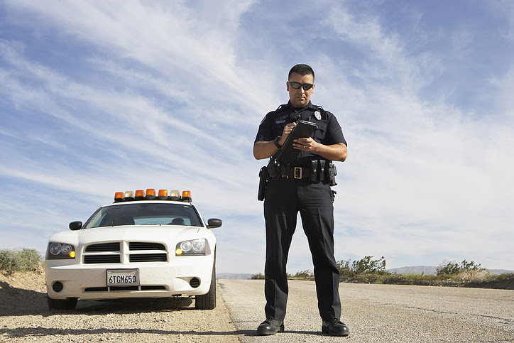 officer_ticket_car.jpg