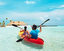 Imagen de family kayaking in the Maldives