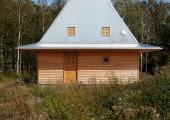 El elemento más llamativo de Hee House es su tejado de aluminio con forma de sombrero.