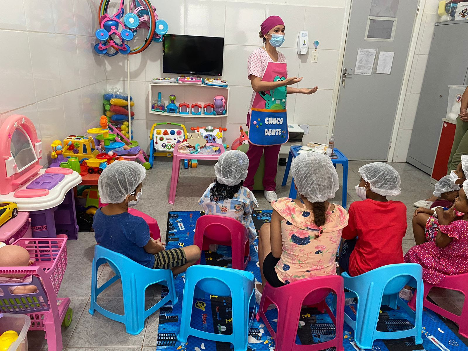 Na brinquedoteca do HMA, as crianças aprendem a limpar os dentinhos com uma série de atividades lúdicas e educativas para prevenir doenças bucais