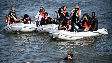 Paris 2024 : 'Elle a fini de barboter ?' Entre amusement et étonnement, les badauds ont suivi la baignade d'Anne Hidalgo dans la Seine