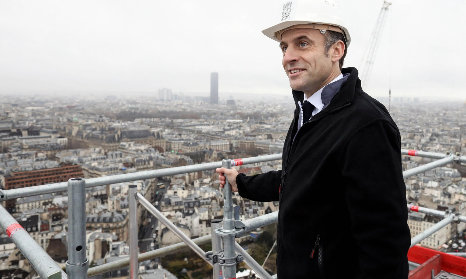 Les indiscrétions de "Marianne" : quand Macron interdit les photos dans Notre-Dame… jusqu'à sa visite