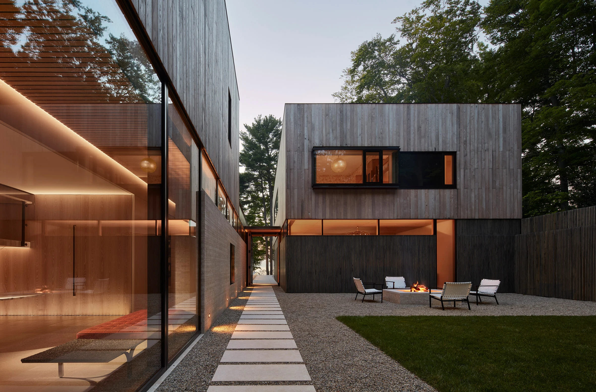 El estudio de arquitectura Wheeler Kearns, con sede en Chicago, ha diseñado Meadow Lane Retreat, una casa ubicada a orillas del lago Michigan.