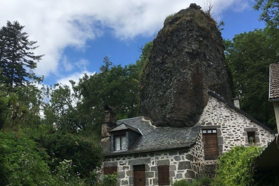 'Cette maison est unique' : construite dans un énorme rocher, une habitation aussi étrange qu'insolite