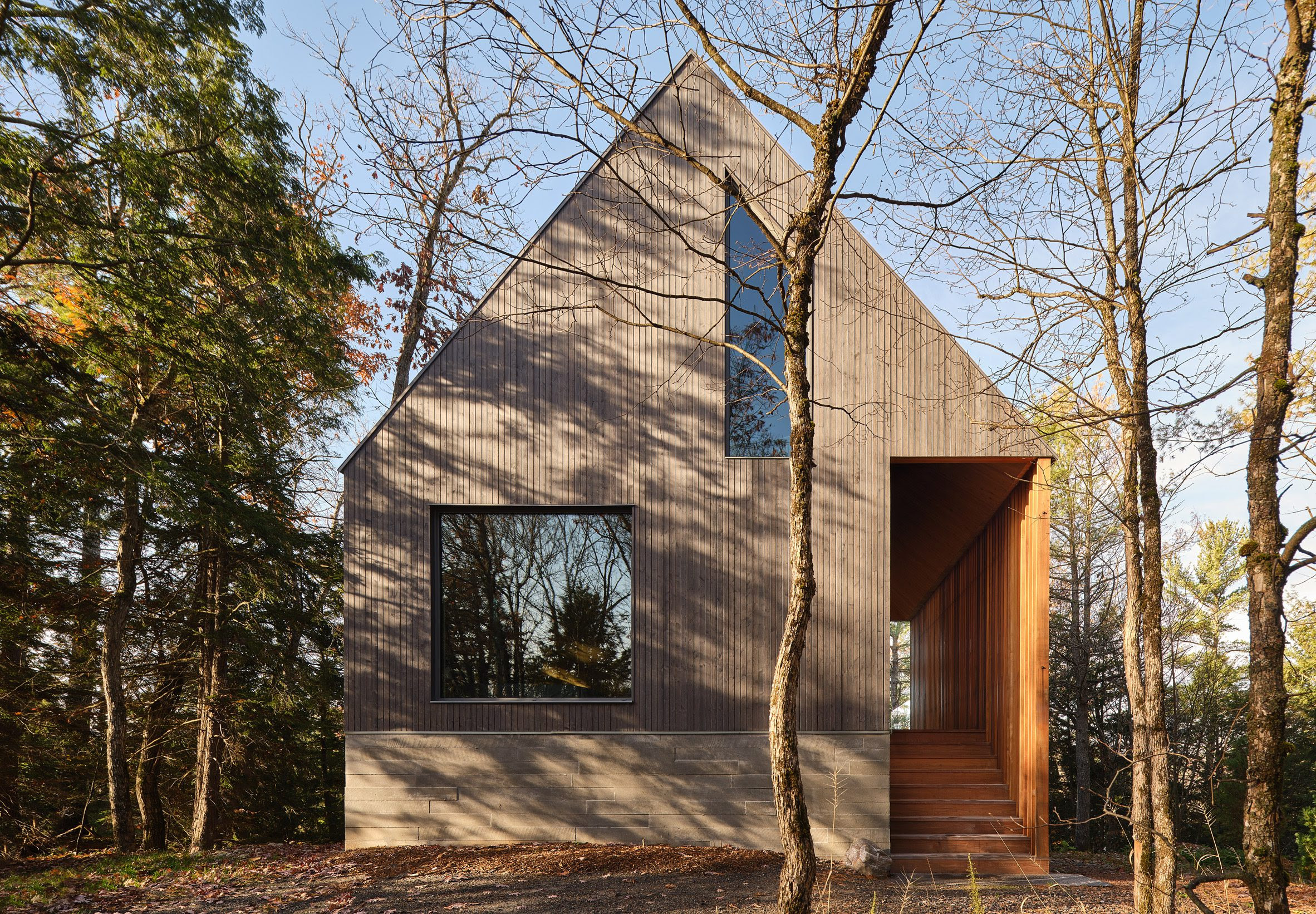 Bunkie on the Hill es una cabaña diseñada por Dubbeldam Architecture + Design ubicada en una ladera boscosa con vistas a un lago en Muskoka (Ontario).