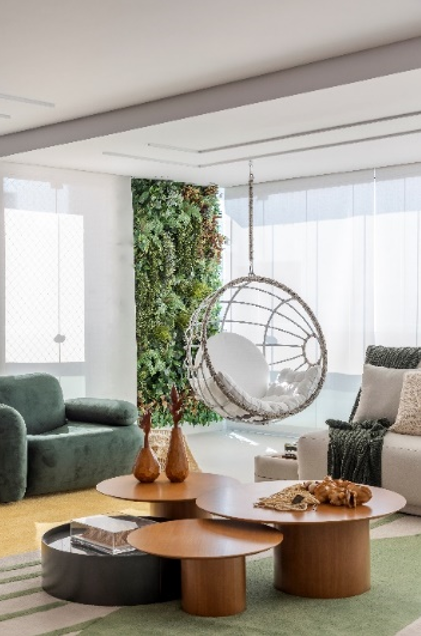 O living deste apartamento recebe um balanço suspenso, uma proposta alternativa onde o leitor pode ficar confortavelmente relaxado enquanto aprecia a leitura | Projeto: Marina Salomão Arquitetura e Interiores | Foto: Rafael Renzo