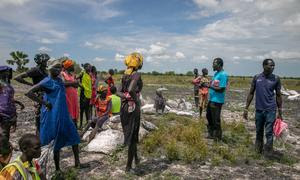 En Rupchai (estado de Unity), Sudán del Sur, la gente recoge alimentos lanzados desde un avión.