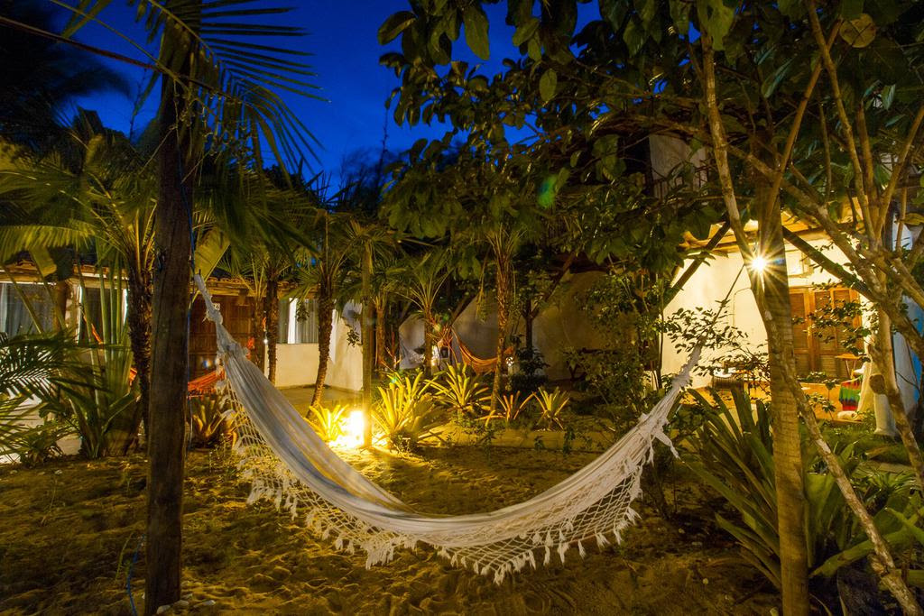 Pousadan Travel Inn Trancoso redário em meio aos jardins noite (Divulgação)