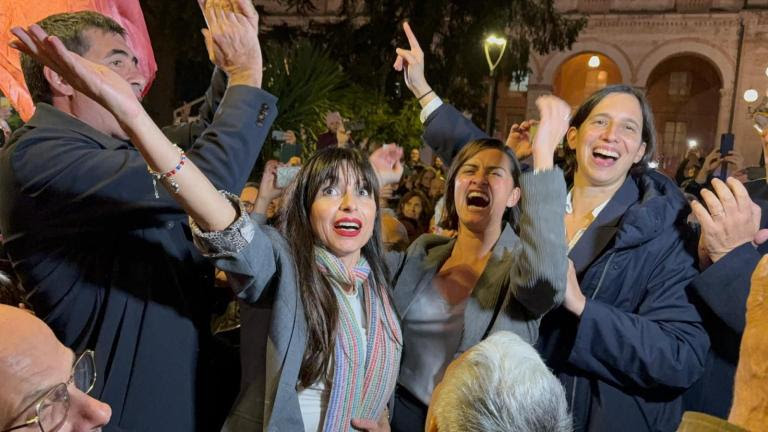 La neo-presidente della Regione Umbria Stefania Proietti con la sindaca di Perugia Vittoria Ferdinandi (C) e la segretaria del Partito Democratico, Elly Schelin, festeggiano la vittoria, Perugia, 18 novembre 2024. ANSA/GIANLUIGI BASILIETTI