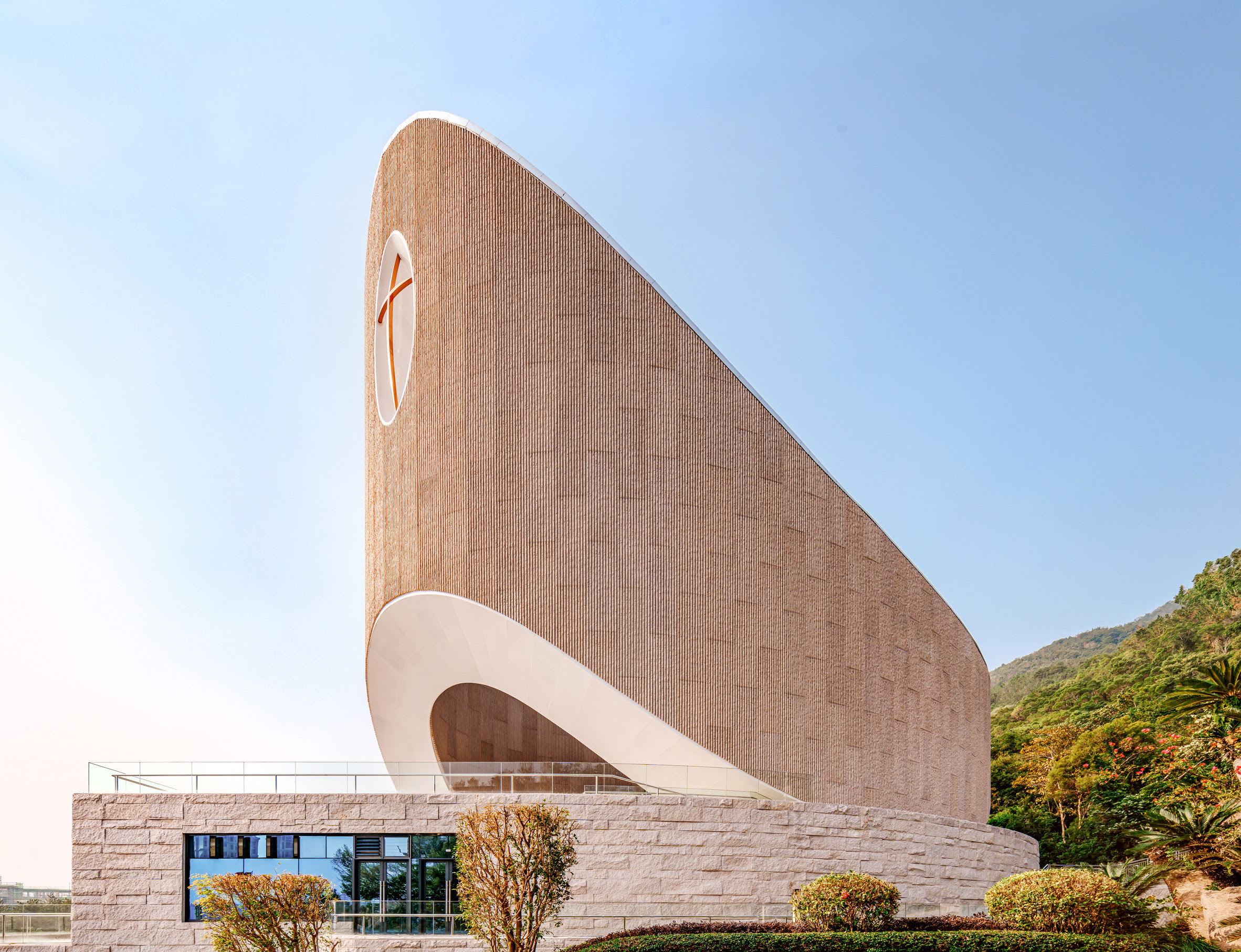 La iglesia de la Montaña de Julong está situada cerca de Quanzhou, China, bajo diseño del estudio de arquitectura Inuce.