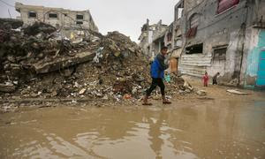 En Gaza, las primeras lluvias de la temporada invernal han llegado amenazando a medio millón de personas en zonas de riesgo de inundaciones.