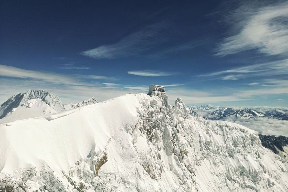 EN IMAGES. Recouvert de glace, le refuge le plus haut d'Europe ouvre pour l'été par -9,5 °C