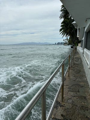 El oleaje más fuerte y el aumento del nivel del mar provocan que las olas se estrellen contra las pasarelas y los malecones, como en esta playa en el extremo oriental de Waikiki.