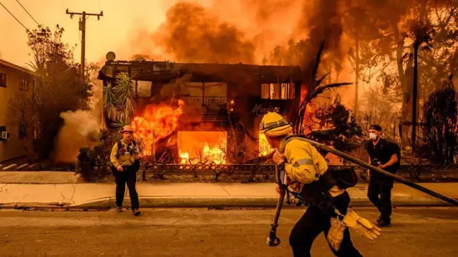 Los bomberos han tenido que confiar en el sistema de acueducto urbano para atender una emergencia forestal.