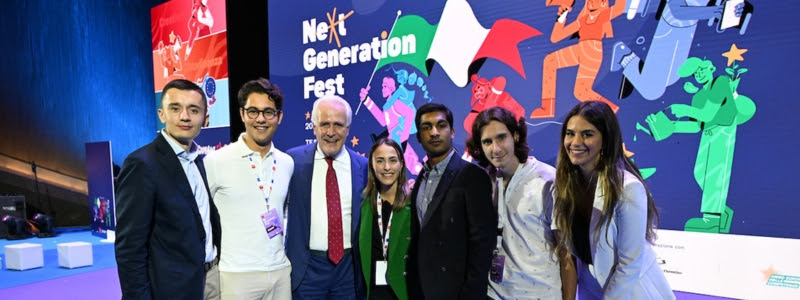 Il presidente della Regione Toscana Eugenio Giani in una foto di gruppi con i ragazzi durante l'edizione 2023 del Next Generation Fest 