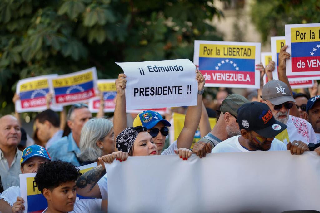 ARCHIVO.  Varias personas participan en una concentración convocada en la Plaza de las Cortes en Madrid para reivindicar la victoria en los comicios del pasado 28 de julio de Edmundo González Urrutia, el pasado 10 de septiembre. Foto: EFE/Rodrigo Jiménez