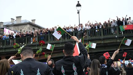 JO de Paris 2024 : la délégation algérienne jette des roses en hommage aux Algériens noyés dans la Seine le 17 octobre 1961