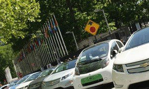 Vehículos eléctricos estacionados frente a la sede de la ONU (archivo). 
