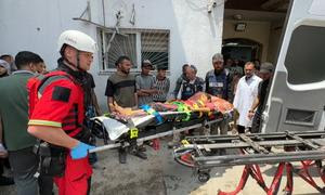 (ARCHIVO) Un equipo médico evacua a la joven Nour del hospital Kamal Adwan, en el norte de Gaza, al hospital europeo de Gaza.