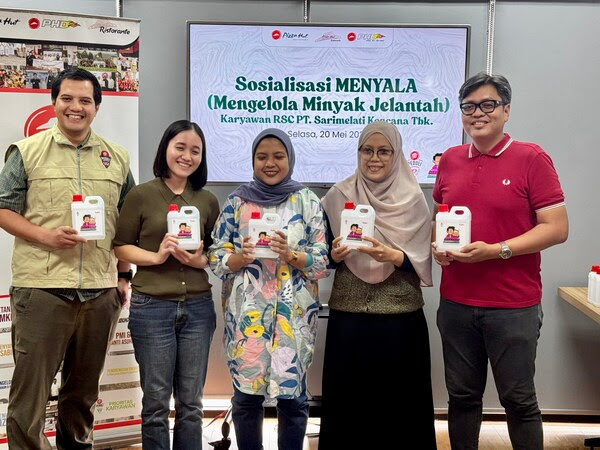 Sr. Manager Corporate Social Responsibility Pizza Hut Indonesia, Nurdrajat Sumadyana (paling kiri), dan Head of Brand & Partnership TUKR, Adhi Putra Tawakal (paling kanan), bersama para karyawan Pizza Hut Indonesia dalam peluncuran program ‘MENYALA Bersama TUKR’ di Restaurant Support Center Pizza Hut Indonesia, 20 Mei 2025.

Program ‘MENYALA’ (Mengelola Minyak Jelantah) diinisiasi oleh TUKR dan diimplementasikan bersama Pizza Hut Indonesia sebagai mitra strategis. Melalui program ini, setiap karyawan Pizza Hut Indonesia mendapat jerigen 1 liter untuk menampung minyak jelantah dari rumah tangga secara aman dan praktis.

Kolaborasi ini merupakan lanjutan dari kerja sama kedua pihak, di mana TUKR sebelumnya telah membantu mengelola limbah minyak jelantah dari operasional PHD (Pizza Hut Delivery) sebagai bahan baku produksi biofuel ramah lingkungan.
