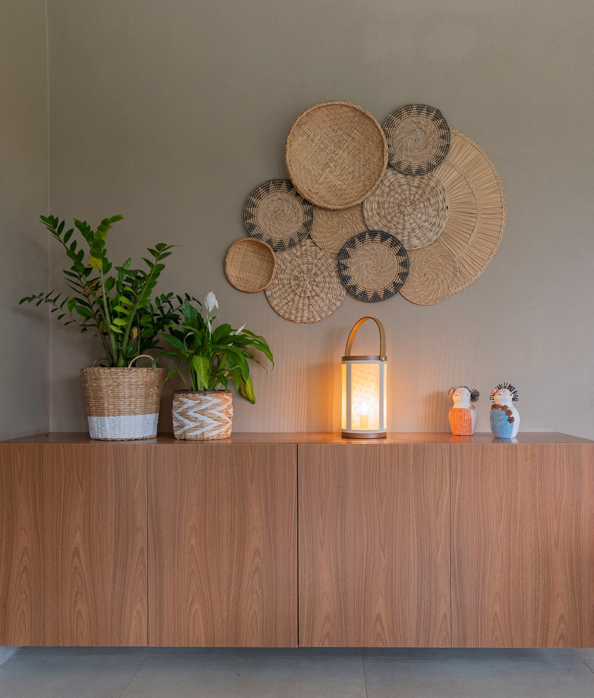 Vasos, enfeites e luminária de mesa de materiais naturais em projeto de Carina Korman, do escritório Korman Arquitetos / Foto de Emerson Rodrigues