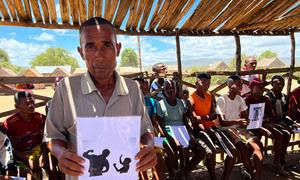 Nodely Lehilaly asiste regularmente a sesiones de grupo sobre masculinidad positiva en su aldea del sur de Madagascar.