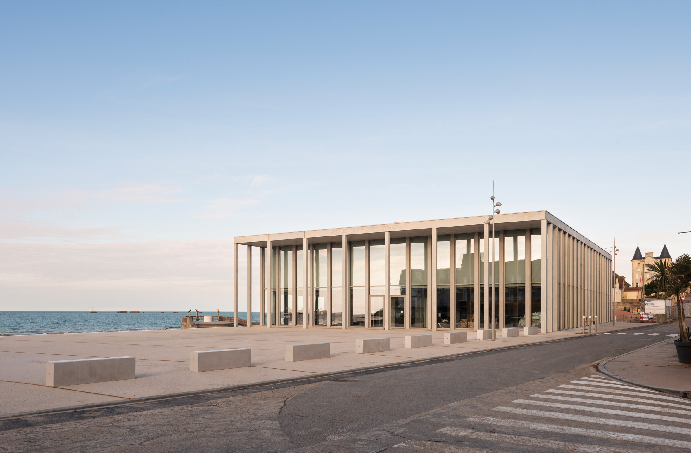 El estudio de arquitectura francés Atelier Projectiles ha llevado a cabo un impresionante proyecto arquitectónico al diseñar el nuevo Museo del Día D en Normandía.