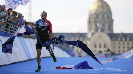 Paralympiques 2024 : grand favori, Jules Ribstein décroche l'or en catégorie PTS2 et lance la moisson de médailles du triathlon tricolore