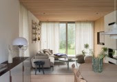 Sin llegar al minimalismo, la vivienda aporta calidez gracias a la madera, lo que da como resultado un diseño con mentalidad escandinavo.