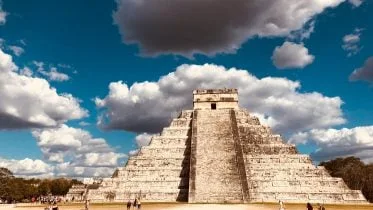 El Castillo at Chichén Itzá With People Cropped