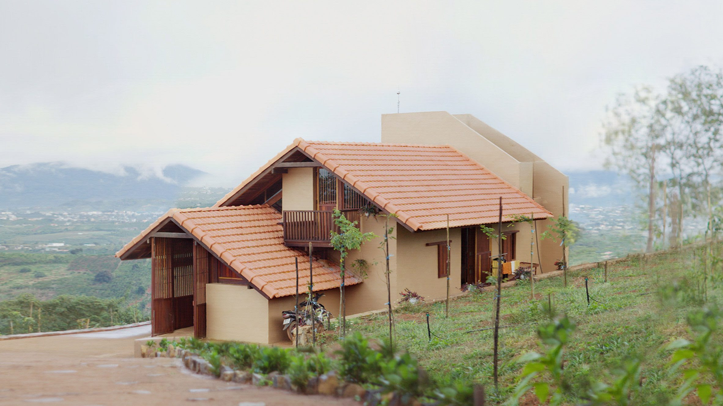 El estudio de arquitectura K59 Atelier ha diseñado la Di Linh House en Di Linh (Vietnam) mediante estructuras ligeras.