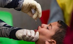 Un niño recibe la vacuna oral contra la polio. (Archivo)