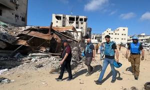 El representante del UNFPA en Palestina, Dominic Allen (segundo por la izquierda), caminando por los alrededores del destruido hospital Al-Shifa en Gaza (abril de 2024).