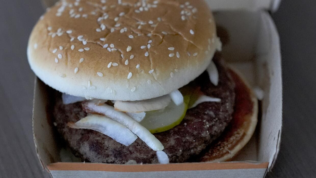 McDonald's descarta que la carne originara el mortal brote de E. coli y anuncia el regreso del 