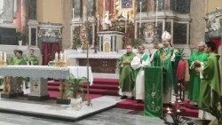 Il cardinale Mario Zenari durante la messa nella  Parrocchia romana di Santa Maria della Grazie alle Fornaci