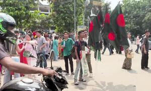 Varias personas se reúnen en una calle de Daca, la capital de Bangladesh.