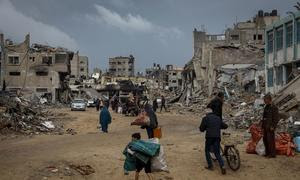 Varias personas transportan sus pertenencias por Jan Yunis, en el sur de la Franja de Gaza.