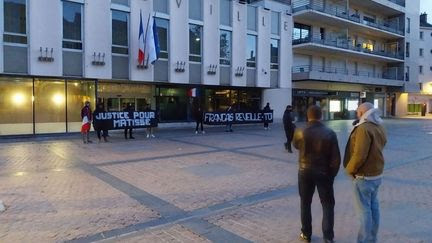 Meurtre de Matisse : à la veille de la marche blanche, des militants identitaires ont déployé des banderoles devant l'hôtel de ville de Châteauroux
