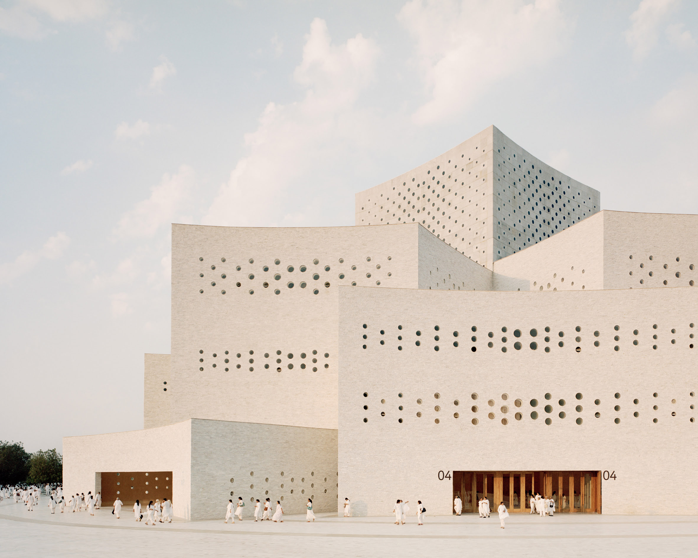 El complejo espiritual de Raj Sabhagruh, diseñado por el estudio Serie Architects, se ubica en lo alto de una colina en Dharampur, Gujarat (India).