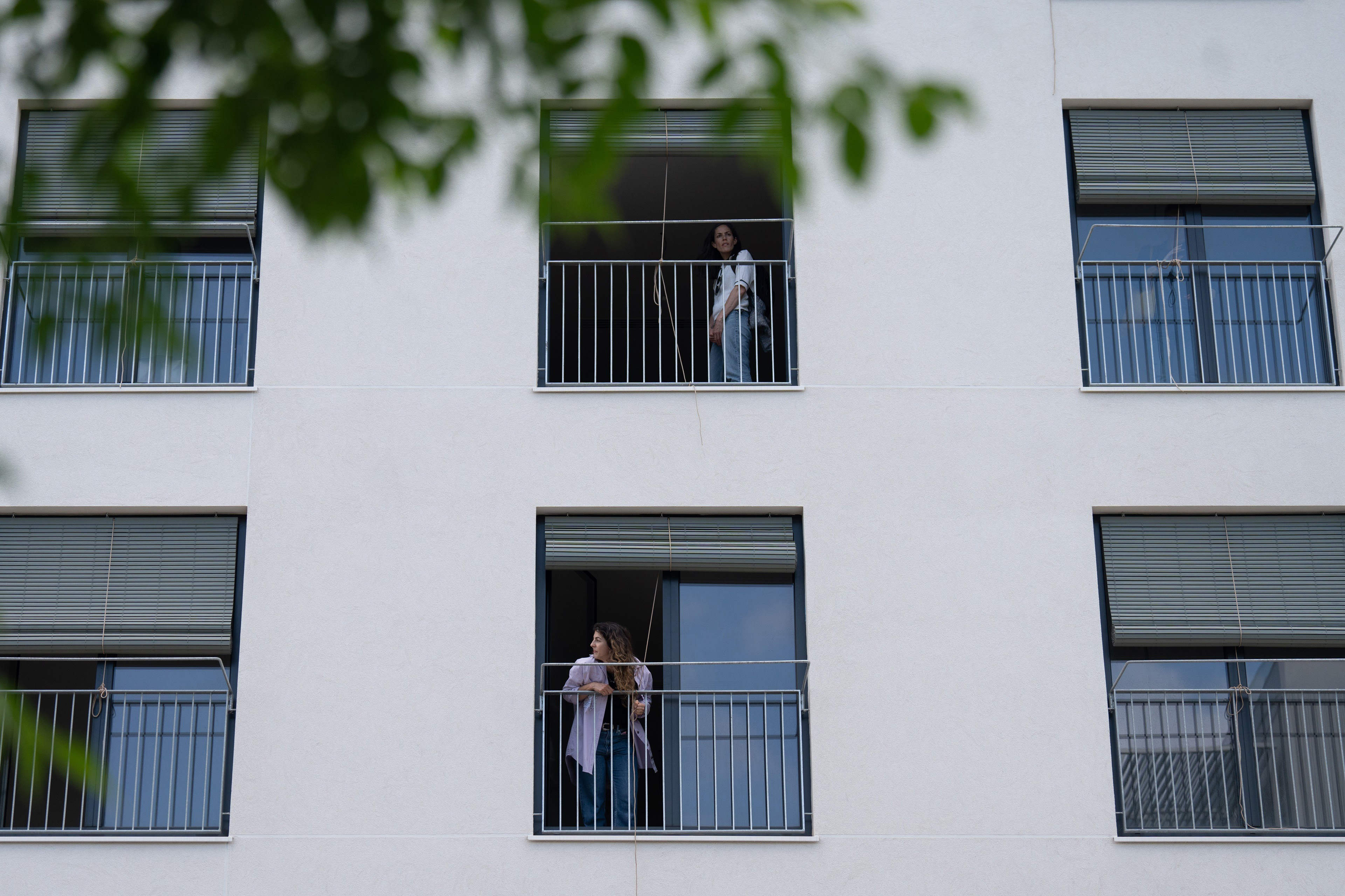 Cataluña activará los préstamos a jóvenes para pisos el 30 de junio con un tope de 50.000 euros Nuevos inquilinos durante la entrega de las llaves de una promoción pública de alquiler asequible