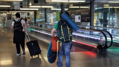 Los consumidores europeos denuncian a Ryanair, Vueling y otras aerolíneas por cobrar equipaje de mano