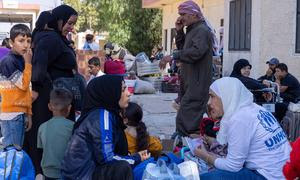 Miles de personas que huyen de los ataques aéreos israelíes llegan a Siria desde Líbano.